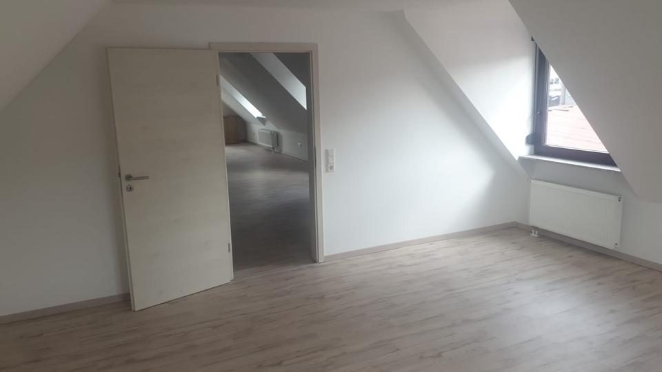 Dachgeschoßwohnung Kleinkahl - 1 Zimmer, 80 m&sup2;, 550&euro; | Angebot:26476742