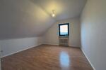 Schöne 3-Zi. Dachgeschoss Wohnung mit Blick über Kenn