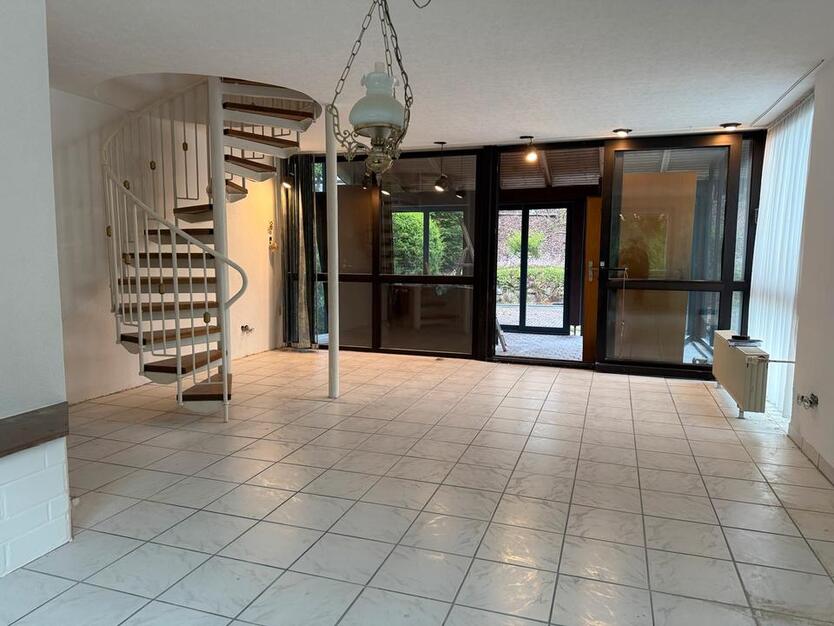 2-Etagen Wohnung mit Wintergarten, Kamin & Terasse in Meggen