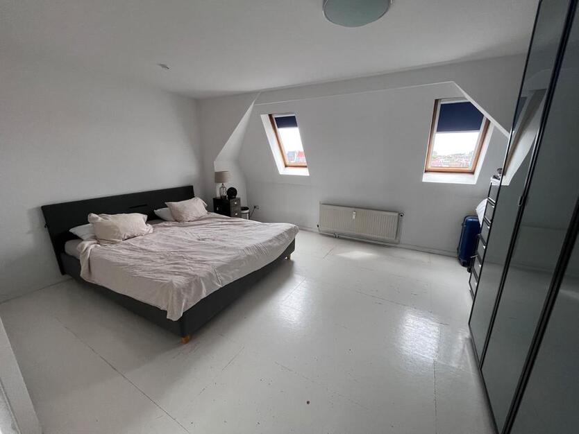Helle, möblierte DG-Wohnung im Kiez. Ab 15.10 befristet für 7 Mo.