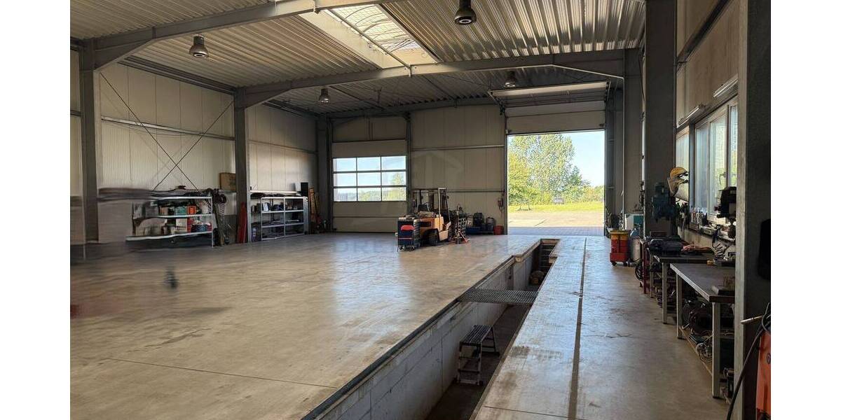 360 m² Warmhalle mit 3 Sektionaltoren, Werkstattgrube, Waschplatz m. Ölabscheider u. Fußbodenheizung zimmer