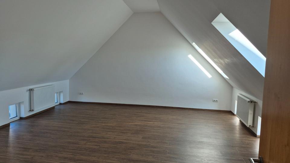 Einfamilienhaus Vohenstrauß - 7 Zimmer, 220 m&sup2;, 1.800&euro; | Angebot:26408409