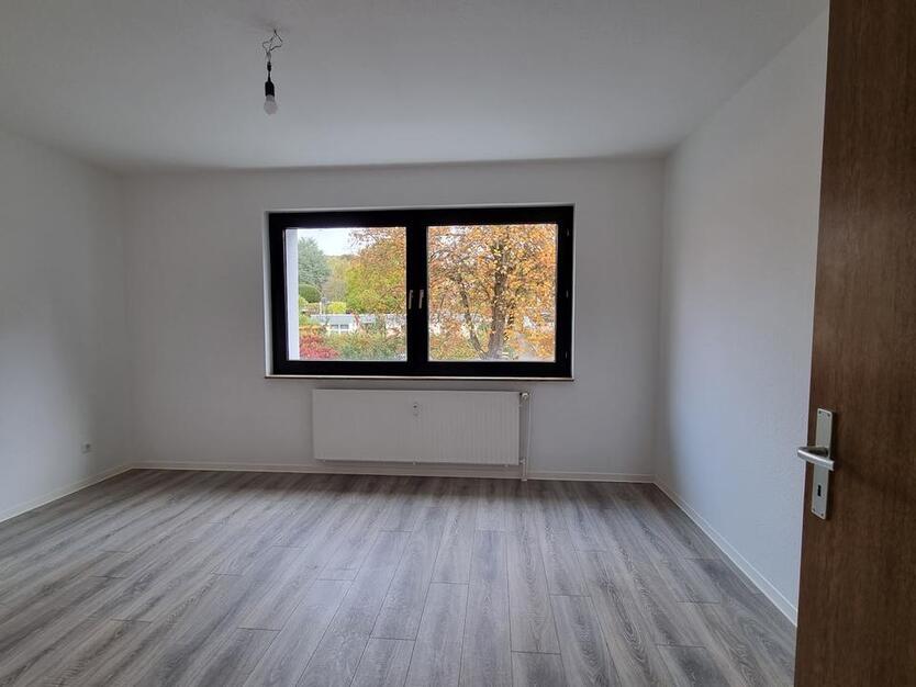 Gut geschnittene 2-Zimmer-Wohnung mit Balkon in gepflegtem Zustand zimmer