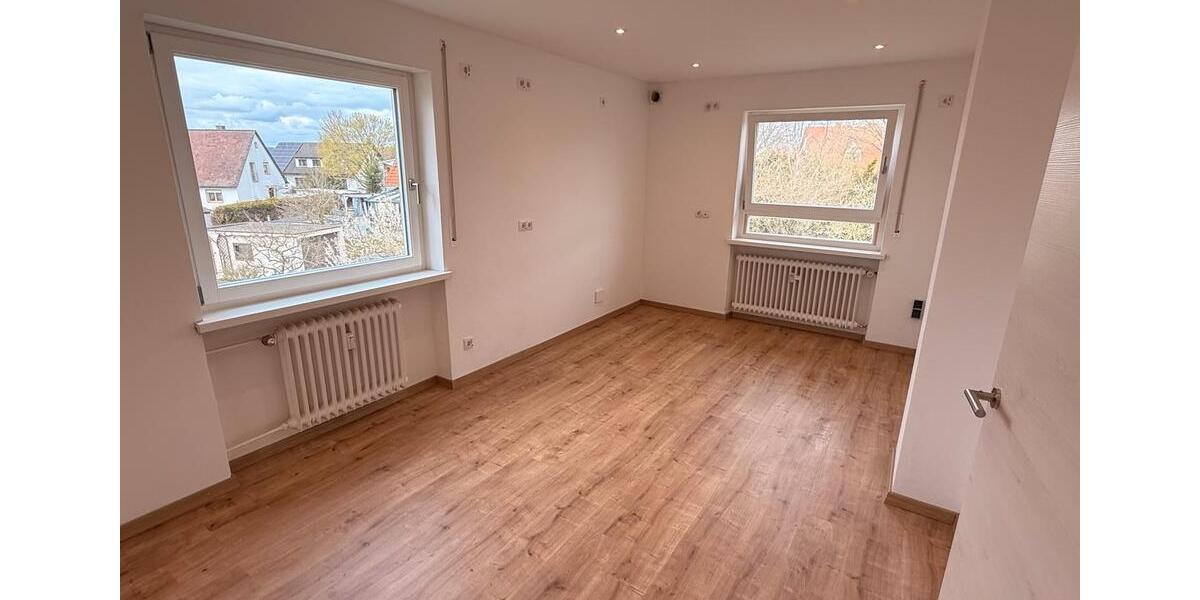 Etagenwohnung Adelsdorf - 4 Zimmer, 104 m&sup2;, 1.600&euro; | Angebot:25992258