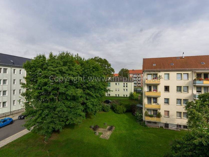 Plauen-Haselbrunn: 2-Zimmer-DG-Wohnung mit Balkon & EBK - ab sofort