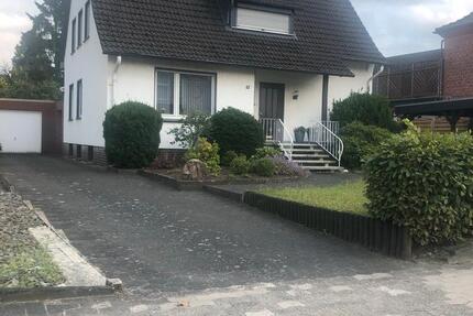 Zweifamilienhaus mit Garten, Garage & Carport zu vermieten