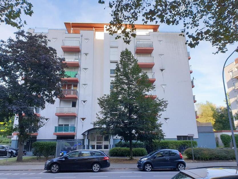 St. Johann: Helles 1,5 -Zimmer-Apartment mit Balkon