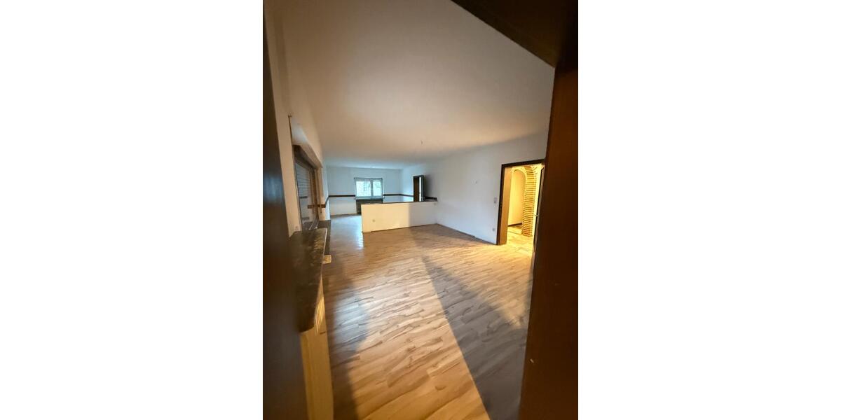 Einfamilienhaus mit 2 Ebenen zur Vermieten (Wohnung )stockheim 6 zimmer