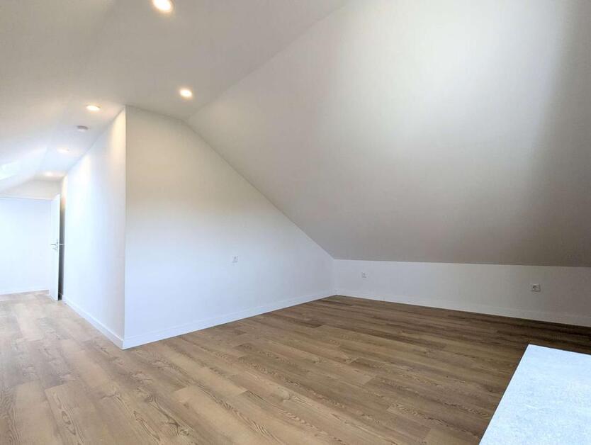 Frisch renoviert! Schönes WG-Zimmer in DG-Wohnung für junges Wohnen nahe Oldenburg Wildenloh