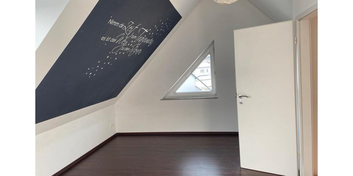 Dachgeschoßwohnung Hofheim am Taunus - 3 Zimmer, 89 m&sup2;, 1.300&euro; | Angebot:24983179