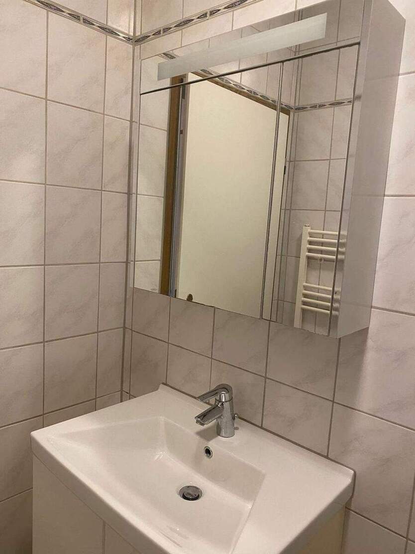 Attraktive 2-Zimmer-Wohnung frisch renoviert und bezugsbereit - Duschbad Böden Laminat Wände Einbauküche etc.TOPPP 2 zimmer
