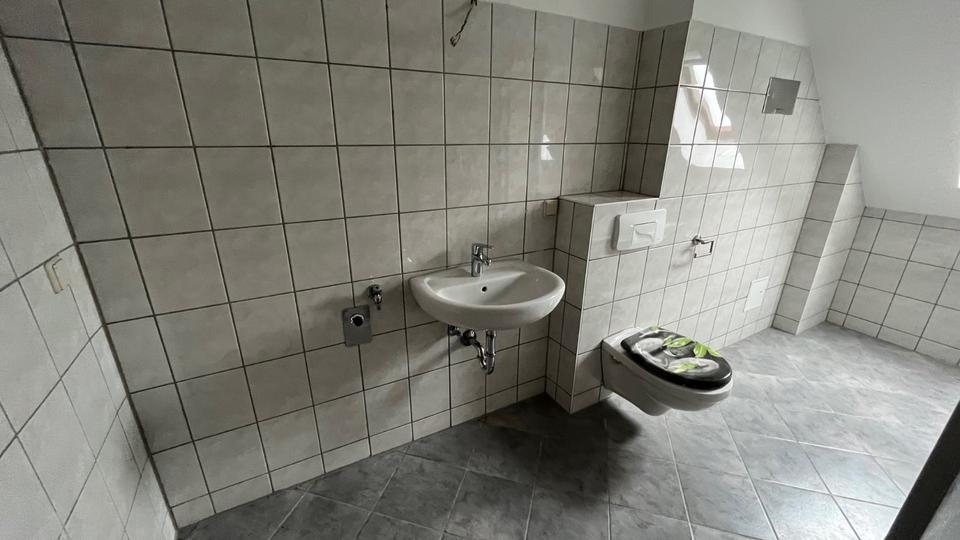 Dachgeschoßwohnung Werdau - 4 Zimmer, 80 m&sup2;, 500&euro; | Angebot:23808651