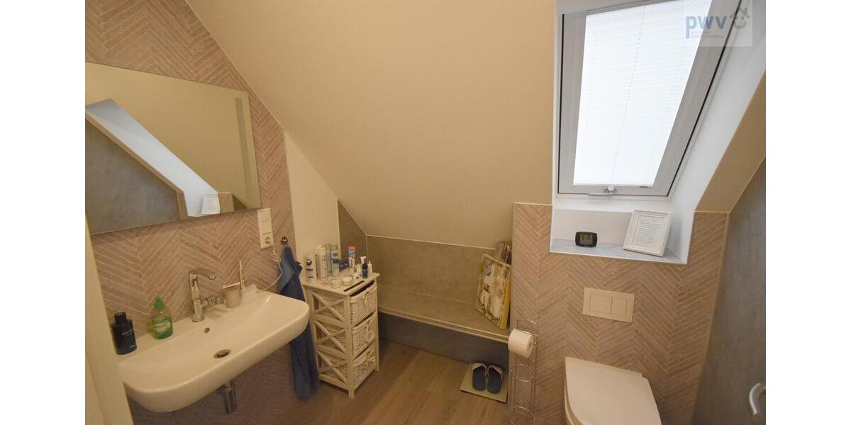 Dachgeschoßwohnung Norden - 3 Zimmer, 92 m&sup2;, 1.080&euro; | Angebot:24941654