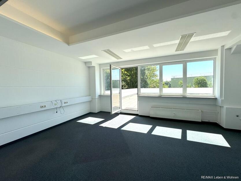 Große und moderne Büroflächen in ruhiger Lage. 339m² Büro+132m² Dachterrasse.