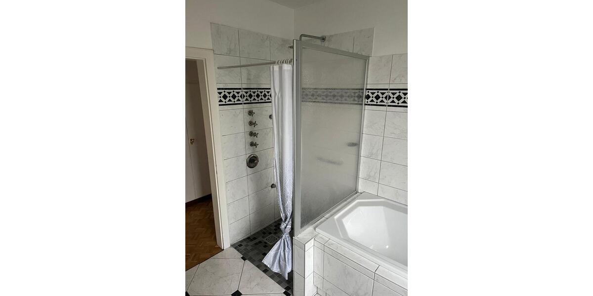 Erdgeschoßwohnung Remscheid - 3 Zimmer, 175 m&sup2;, 1.180&euro; | Angebot:24373427