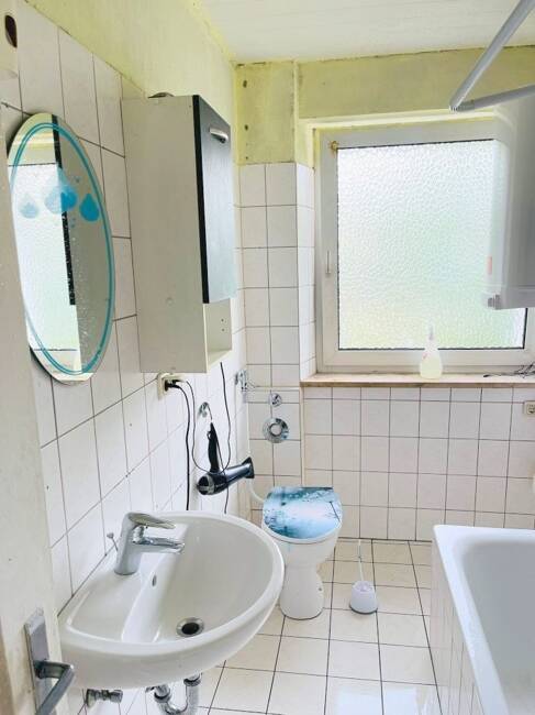 Zentral und schön renoviert: Helle 2-Zimmer-Wohnung + Essküche + Bad, etc., im 1. Stock!
