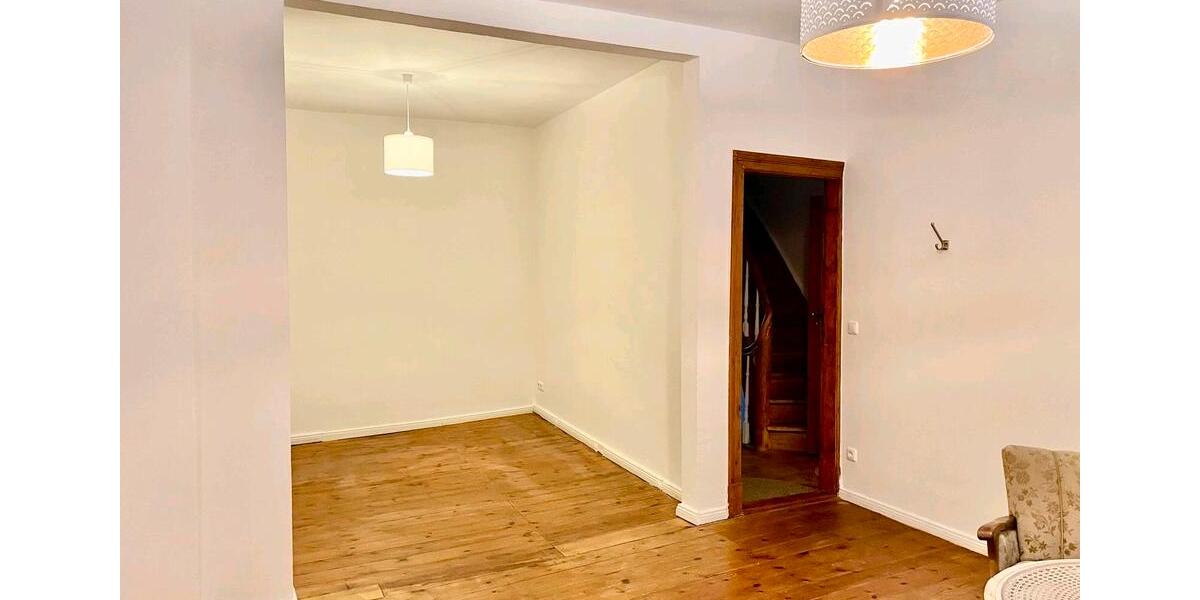 WG Zimmer in einer Altbauwohnung in guter Lage (5 Zi, je 24 qm) 5 zimmer