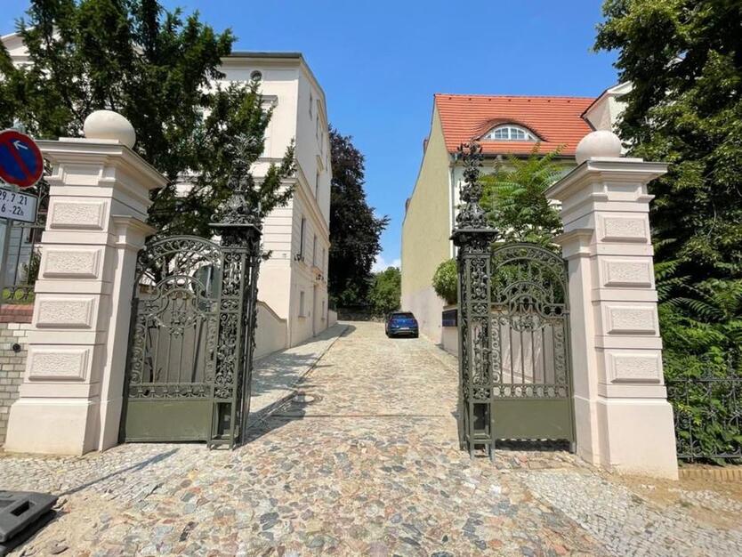 2-Zimmerwohnung inkl. EBK, Bad, Balkon, zzgl.1 PKW Stellplatz