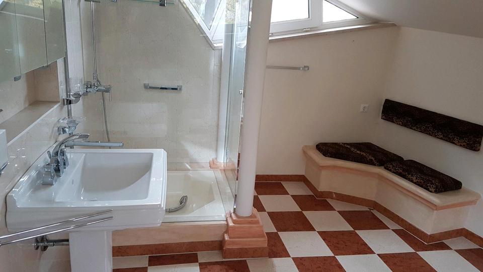 Villa Grünwald - 7 Zimmer, 325 m&sup2;, 20&euro; | Angebot:25143872