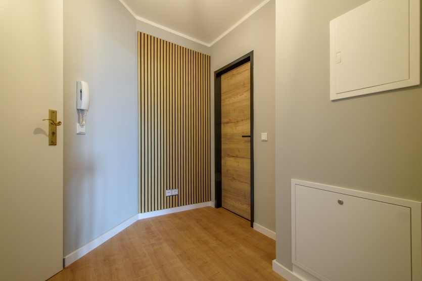 ALLES NEU – BALKON – NEUE TÜREN – NEUES DUSCHBAD – ROLLÄDEN – NEUER VINYLDESIGNBELAG 2 zimmer