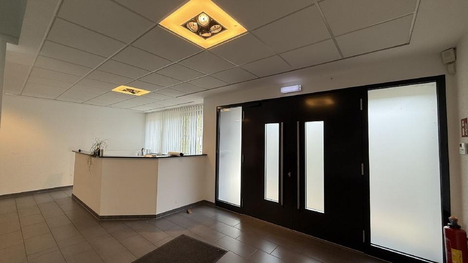 *Provisionsfrei* ca. 700m² Bürogebäude und ca. 600m² Halle zimmer