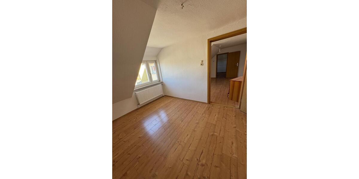 Dachgeschoßwohnung Teuchern - 5 Zimmer, 100 m&sup2;, 850&euro; | Angebot:26532602