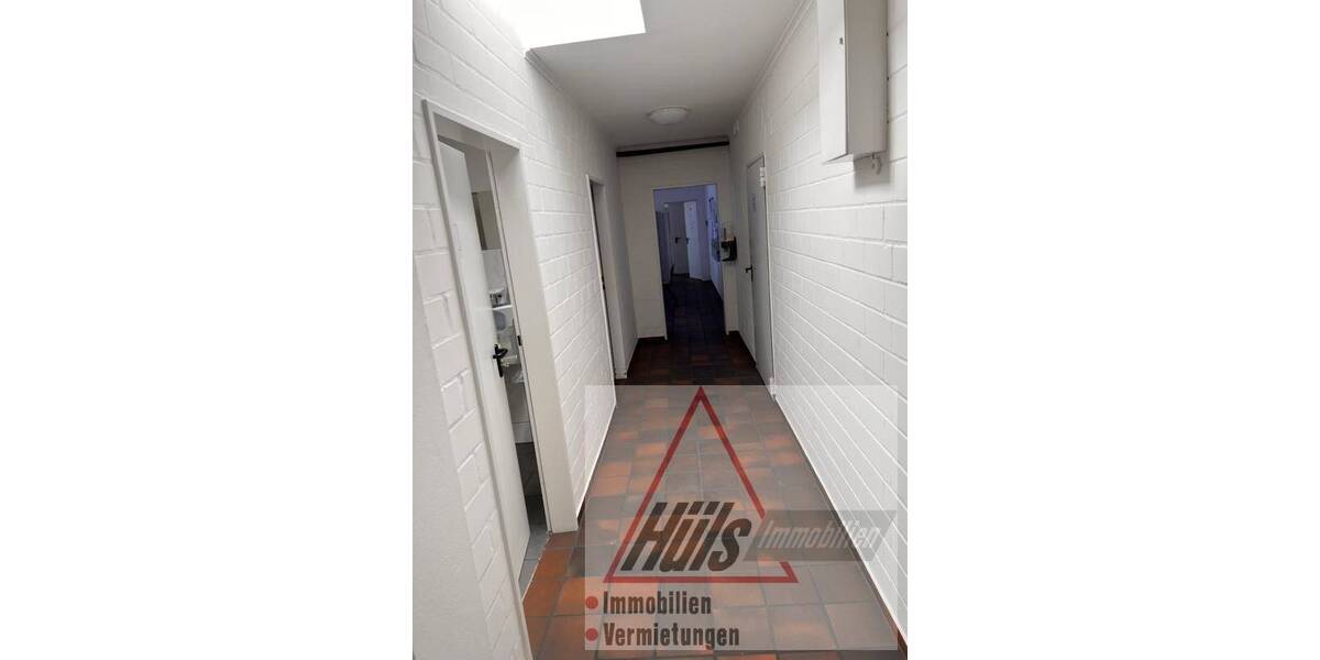 helle Produktions- und Lagerhalle mit Sozialräumen mit guter Erreichbarkeit zimmer