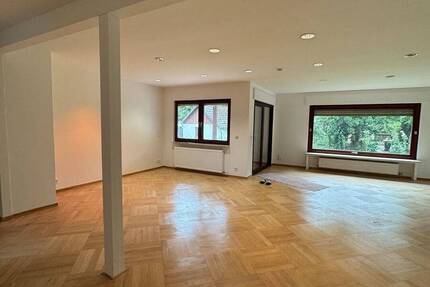 Geräumiges Einfamilienhaus mit großer Garage und Möglichkeit für Einliegerwohnung in Berlin-Kladow. 7 zimmer