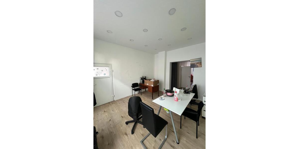 Ladenlokal, Büro, Lagerraum mit WC. zimmer