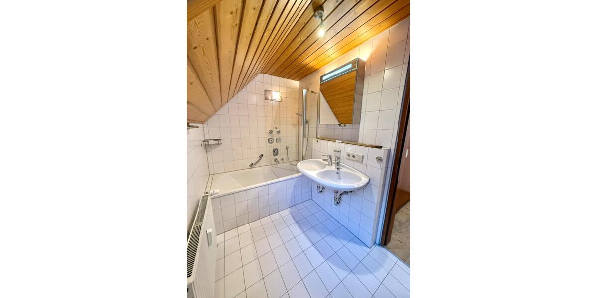 Dachgeschoßwohnung Kirchheim unter Teck - 3 Zimmer, 100 m&sup2;, 1.360&euro; | Angebot:24811598