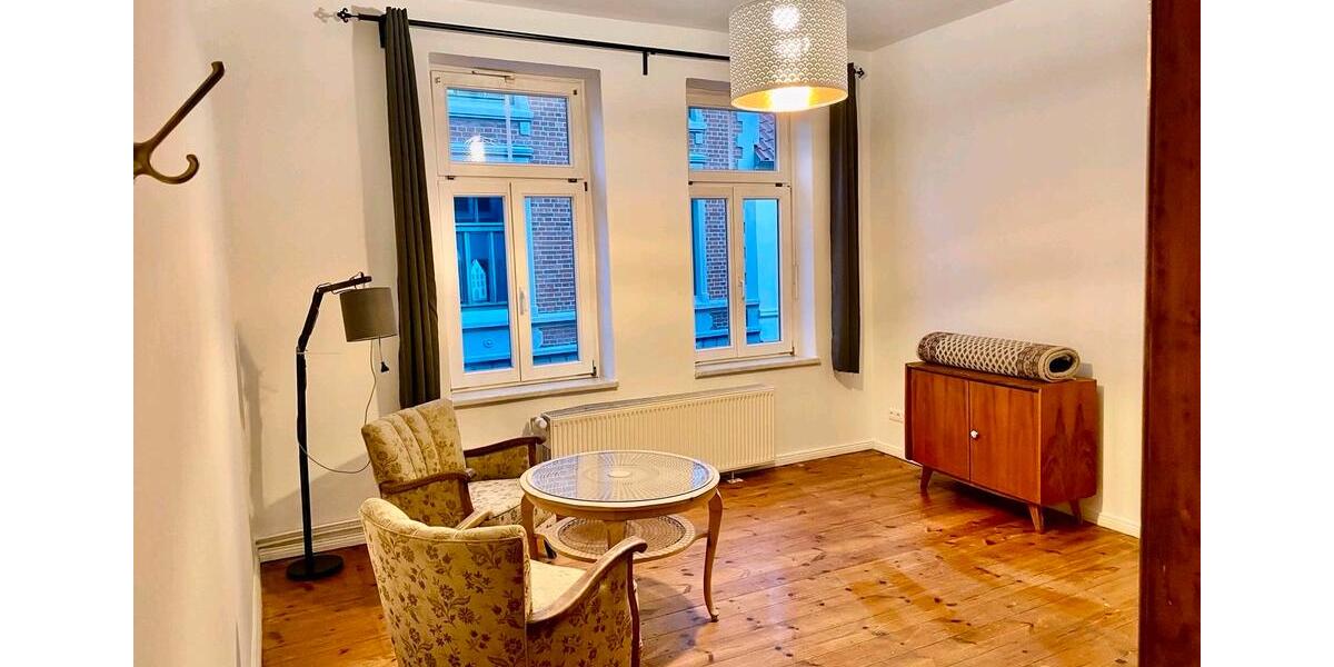 WG Zimmer in einer Altbauwohnung in guter Lage (5 Zi, je 24 qm) 5 zimmer