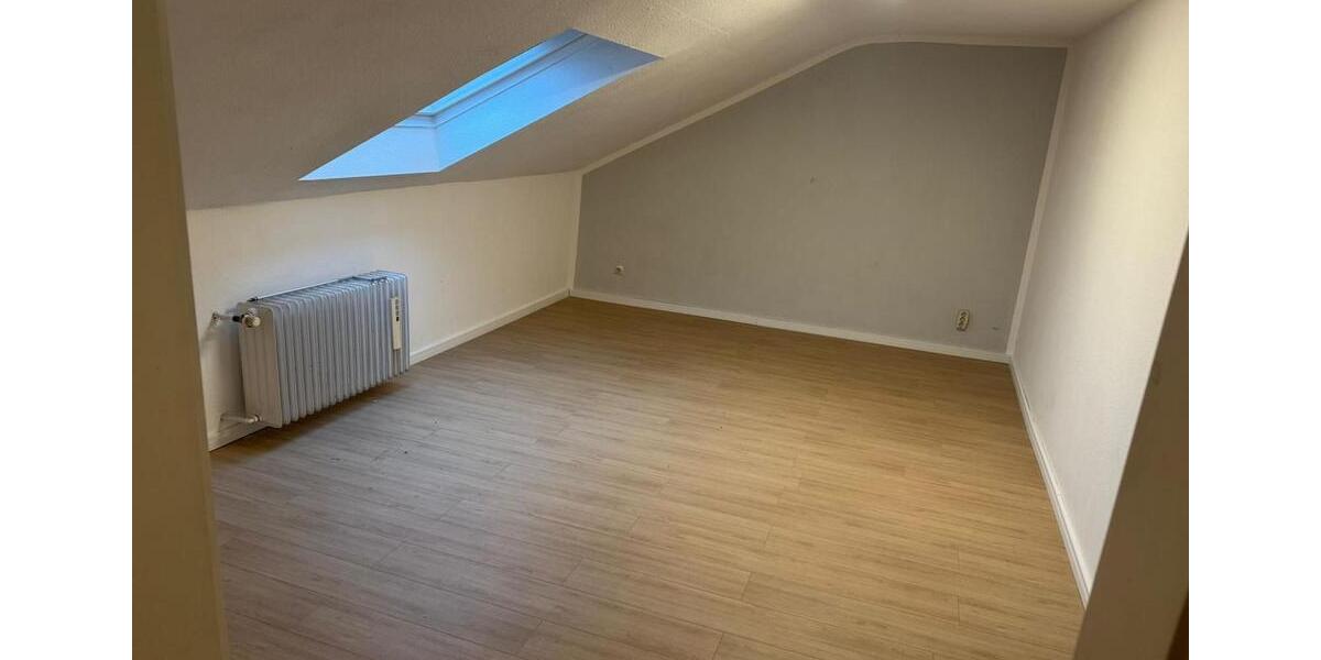 Dachgeschoßwohnung Grevenbroich - 2.5 Zimmer, 96 m&sup2;, 720&euro; | Angebot:25057385