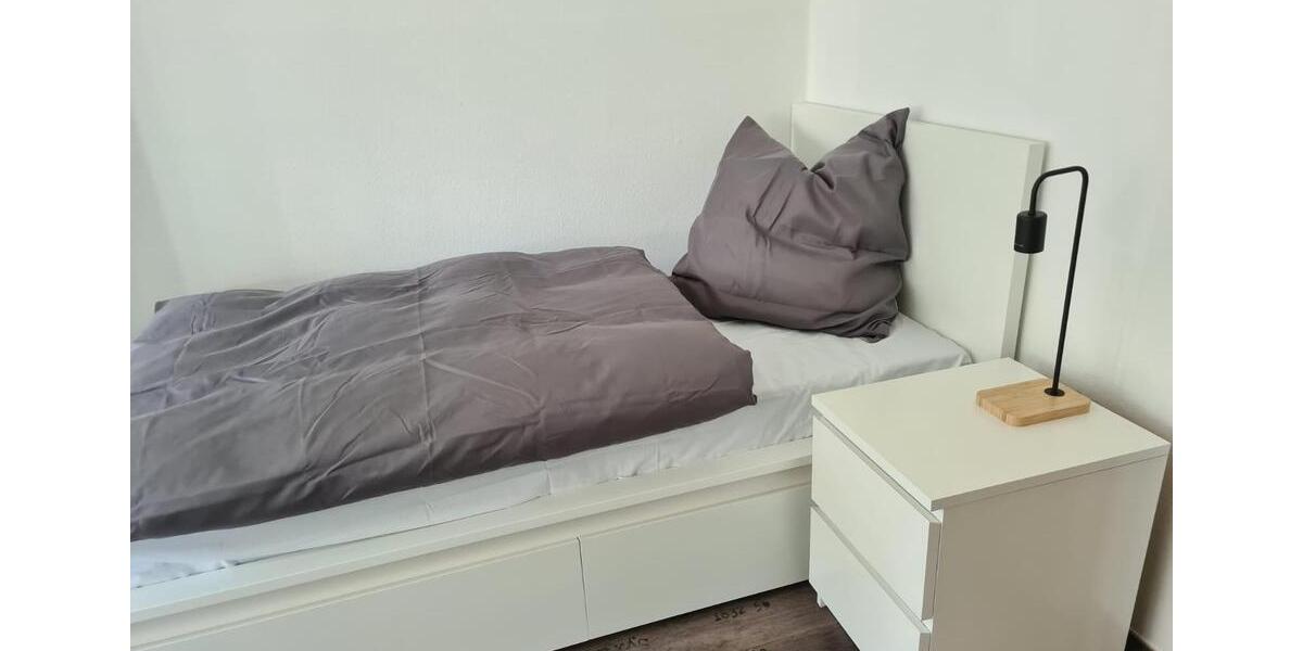 Vollmöbliertes WG-Zimmer (für w) einer 3er WG in zentraler Lage Hofs - 450€ Warmmiete (keine NK) 1 zimmer