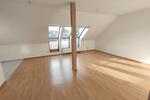 Uffenheim: Helle 2-Zimmer-DG-Wohnung mit Dachbalkon