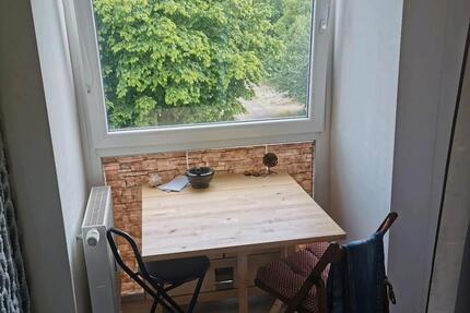 biete schönes Zimmer ab sofort