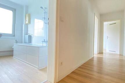**HELLE 3-Zimmerwohnung MIT BADEWANNE UND TAGESLICHTBAD**