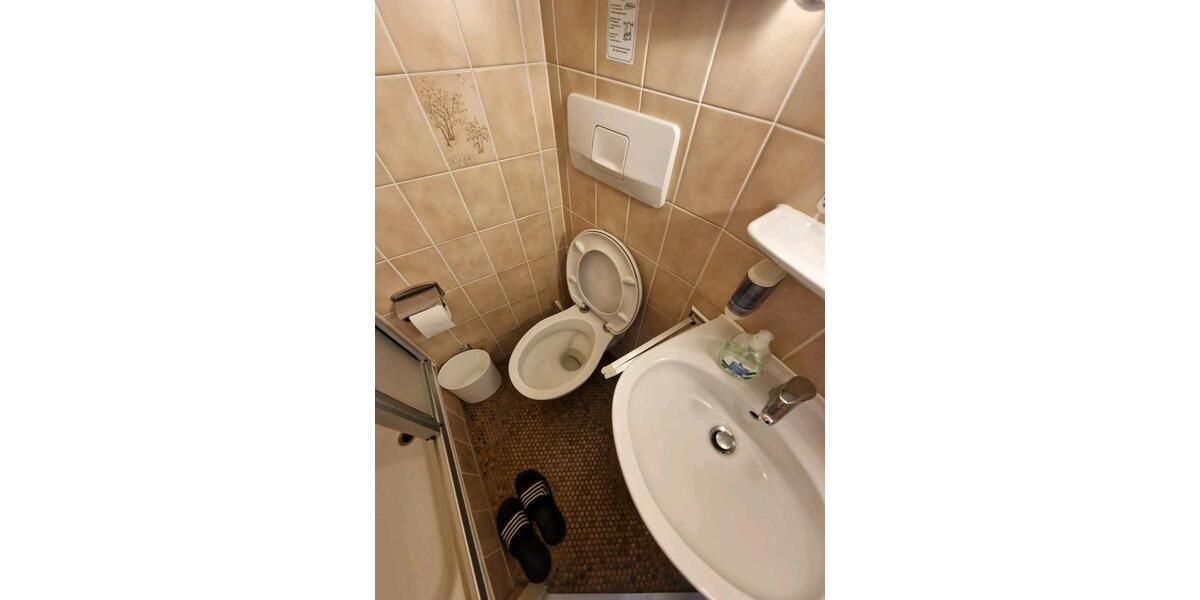 Zimmer mit eigenem Bad in ehemaligem Hotel zu vermieten 1 zimmer