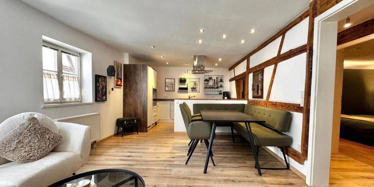 Wohnen in begehrter Lage: Charmante 3,5-Zimmer-Etagenwohnung mit besonderem Flair und Doppelgarage 3 zimmer