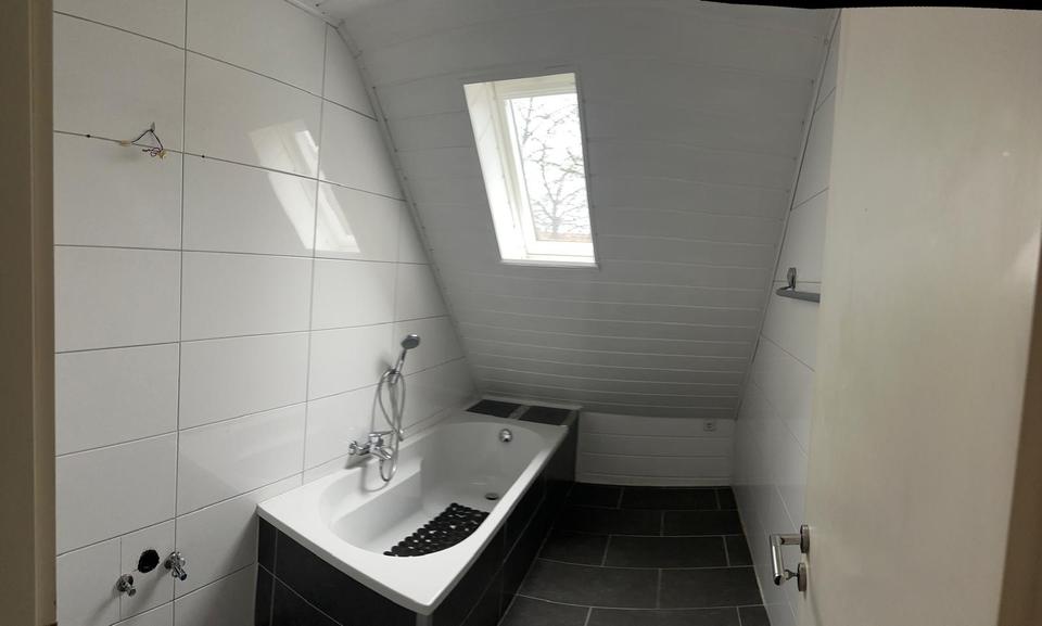 Altbau-Obergeschoss-Wohnung mit Balkon & Einbauküche zu SOFORT!!! 4 zimmer