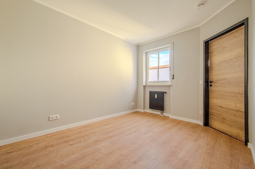 ALLES NEU – BALKON – NEUE TÜREN – NEUES DUSCHBAD – ROLLÄDEN – NEUER VINYLDESIGNBELAG 2 zimmer