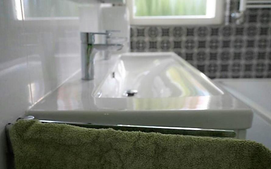 löffelfertiges WG-Zimmer mit Internet, TV, Gästeküche, BadWc-Mitbenützung, Waschmaschine und Balkon