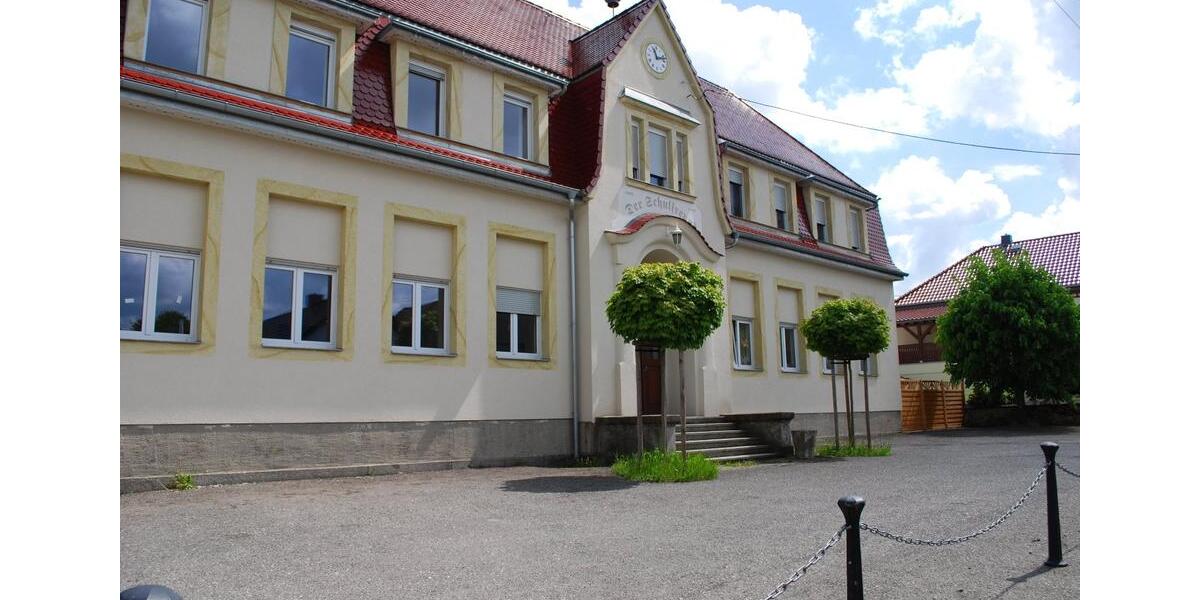 Helle 3 Raum Wohnung in ehemaligen historischen Schulgebäude 3 zimmer