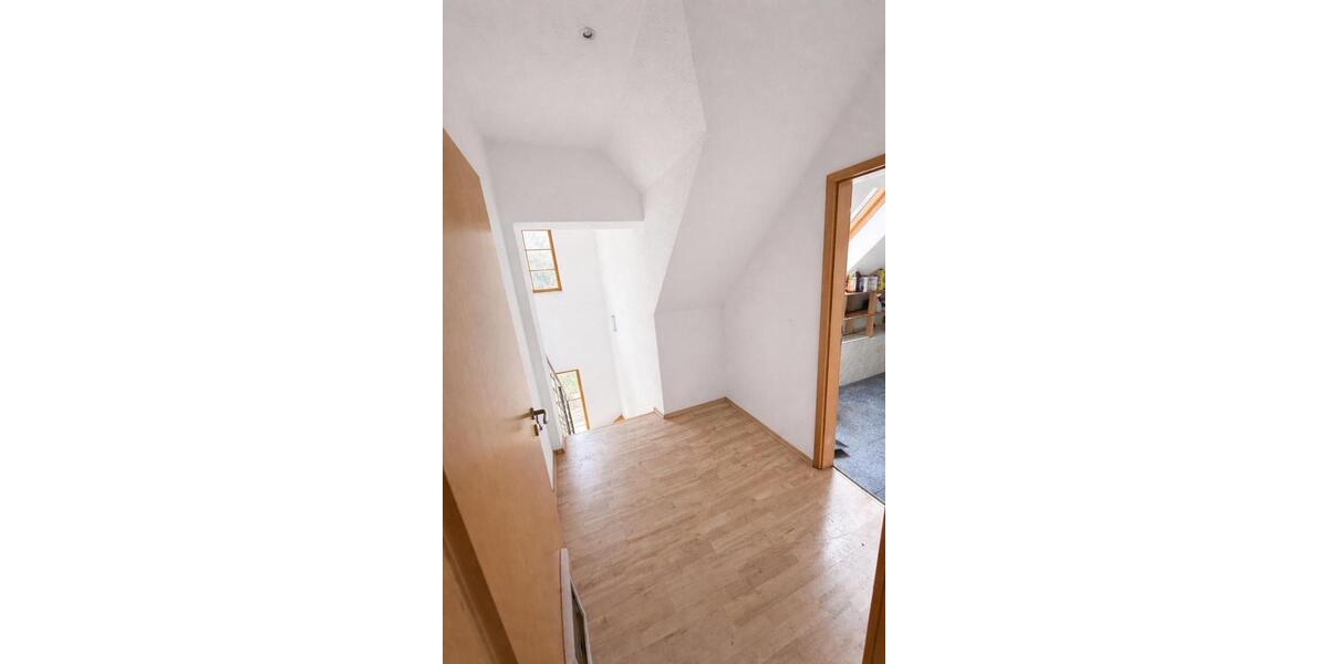 Dachgeschoßwohnung Drei Gleichen - 4 Zimmer, 111 m&sup2;, 1.000&euro; | Angebot:26006872