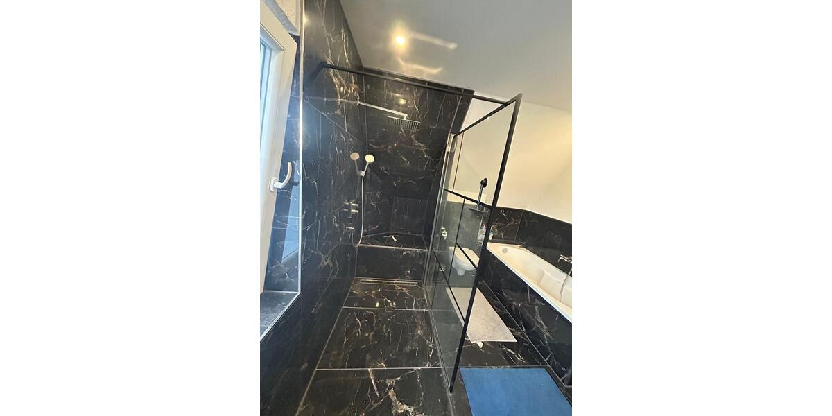 Elegante 4 Zimmer Wohnung mit eigenen Garten und Pool. 4 zimmer