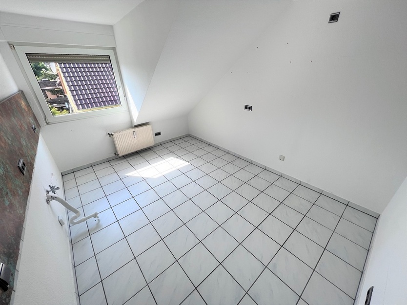 Helle Dachgeschoßwohnung * Balkon *Stellplatz