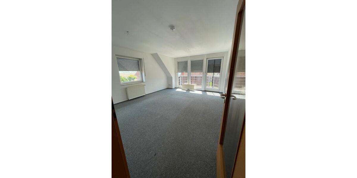 helle 3 Raum-Dachgeschosswohnung mit Balkon, Stellplatz und Rollläden in ruhiger Lage 3 zimmer