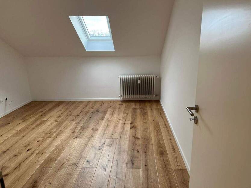 Frisch renovierte Dachgeschosswohnung inkl. Einbauküche 2 zimmer