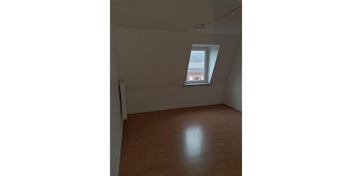 Großzügige 2 12 Zimmer Altbauwohnung in zentraler Lage 2.5 zimmer