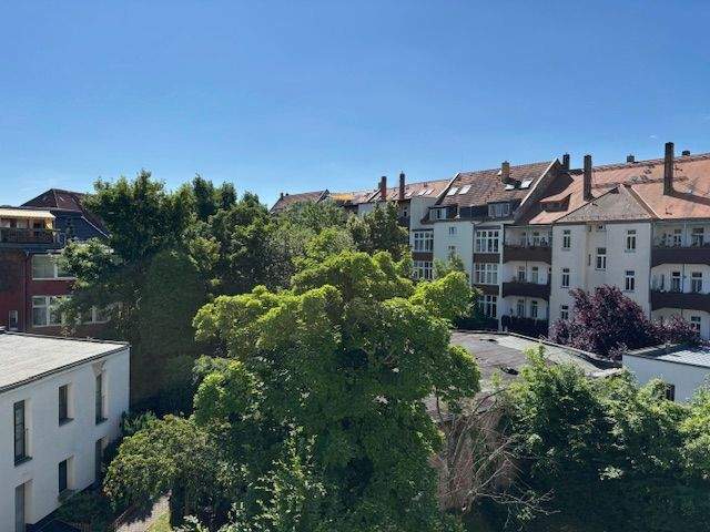 Geräumige, helle 2-Zimmer-DG-Wohnung mit EBK und Balkon in ruhiger, grüner Lage in Gohlis