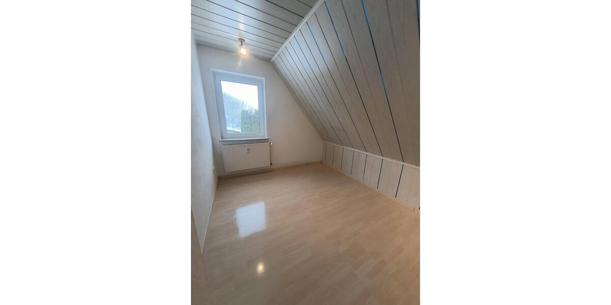 Helle Dachgeschosswohnung 80 qm in Enger mit Balkon und Carport 3 zimmer